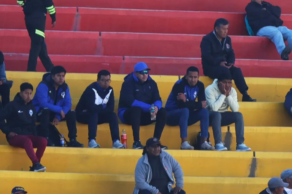 Baldivieso (con gorra), ve desde las tribunas el partido tras ser expulsado. Foto: APG.
