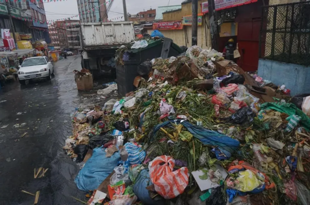 Acumulación de basura en inmediaciones del mercado Rodríguez, en la ciudad de La Paz. Foto: APG