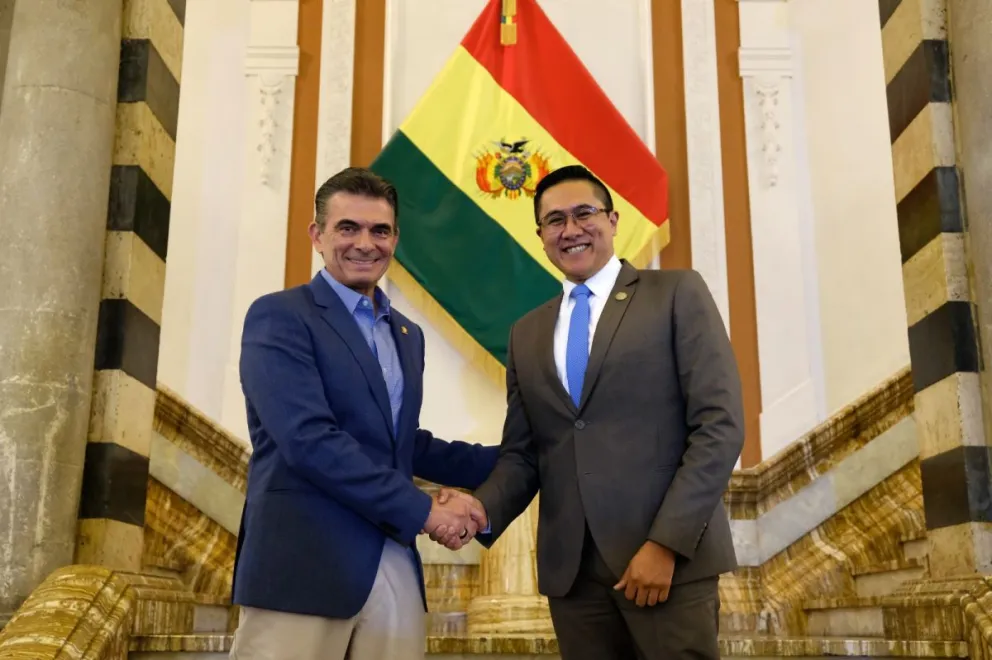 El presidente Rodrigo Paz Pereira junto al nuevo ministro de Economía y Finanzas Públicas, Christian Morales. Foto: GOBCOM BOLIVIA