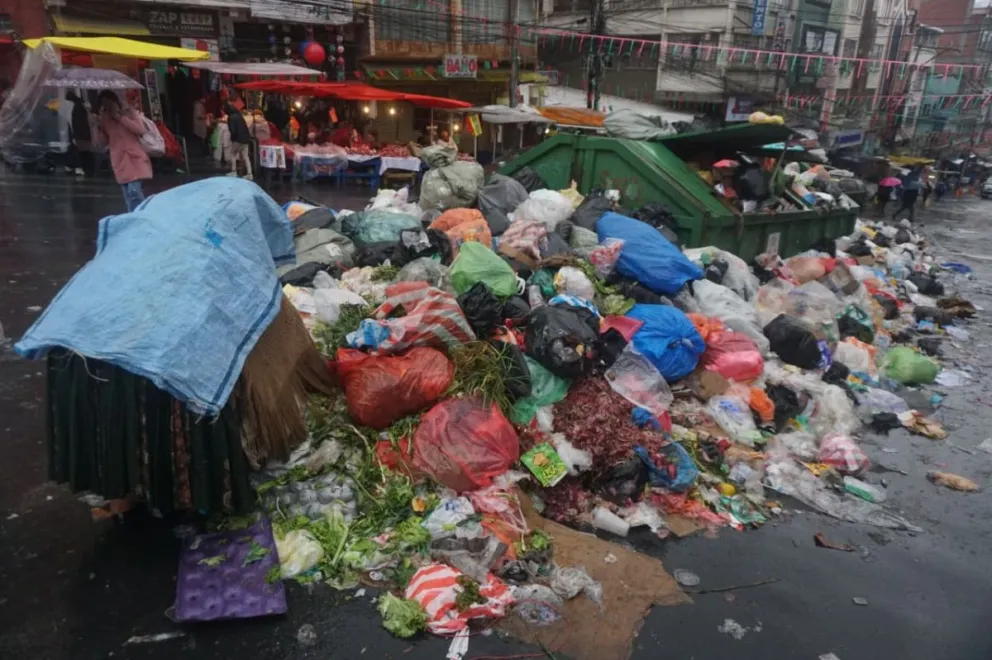 La basura acumulada en la Garita de Lima de la ciudad de La Paz. Foto: APG