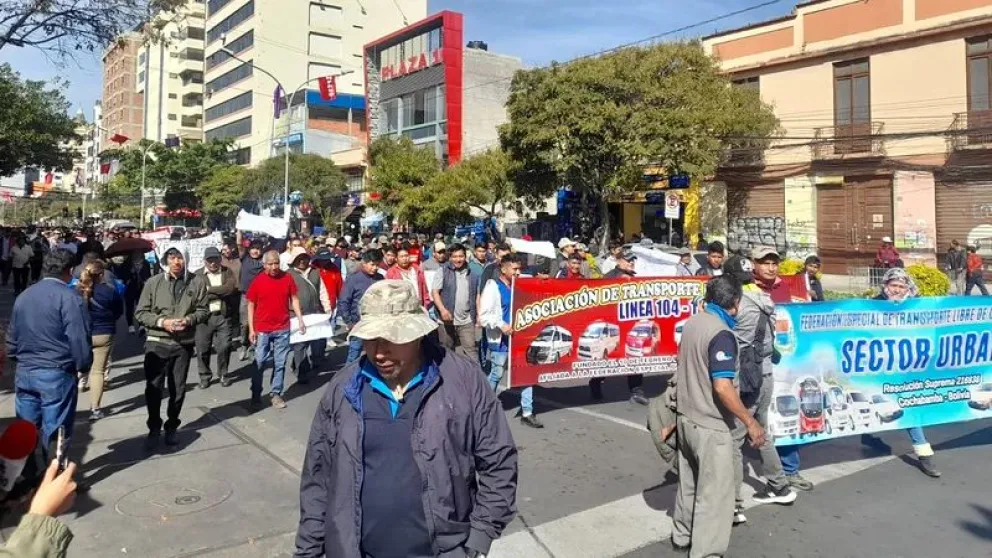 Suma el rechazo contra el Decreto Supremo 5676, que fija el precio del litro de diésel en Bs 18, para los Grandes Consumidores. Foto: Red Uno