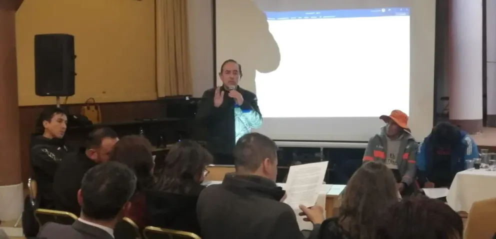El alcalde de La Paz, César Dockweiler, en la mesa de diálogo para resolver el problema de la basura en La Paz. Foto: Visión 360