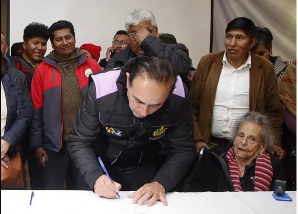 El alcalde de La Paz firma el acuerdo por el que se resuelve el ,conflicto por la basura. Foto: Alcaldía de La Paz