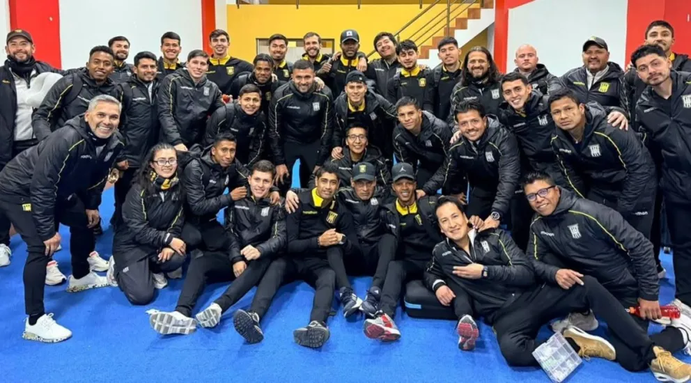 Jugadores, cuerpo técnico y dirigentes de The Strongest en un partido anterior. Foto: Club The Strongest