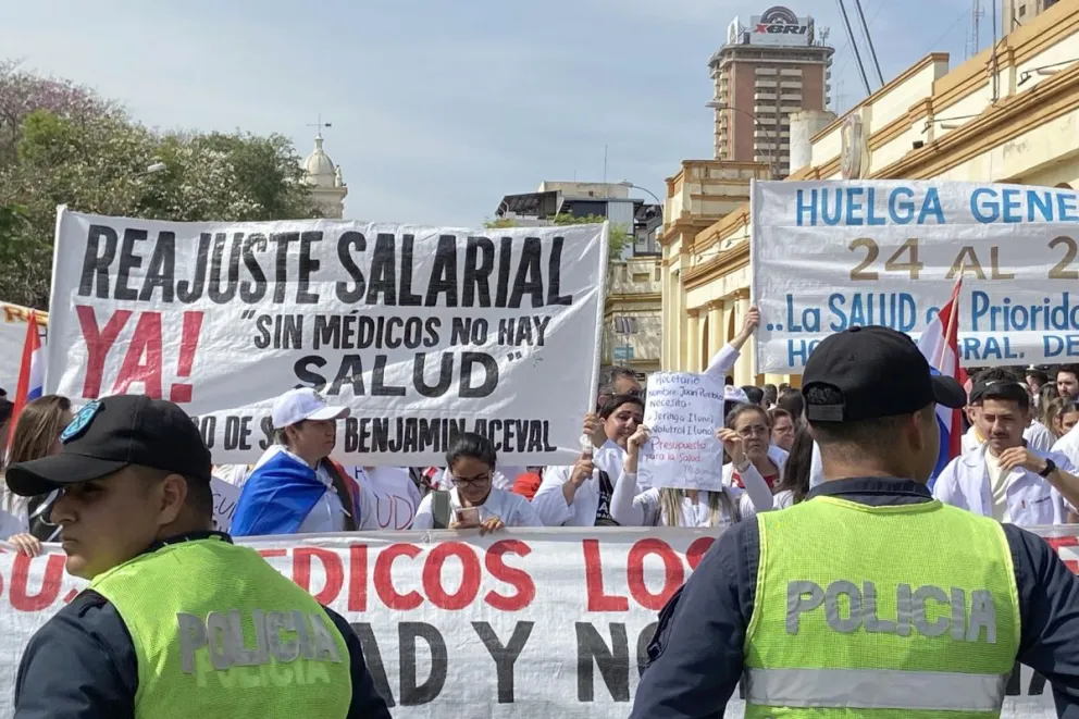 Médicos del sector público de Paraguay fueron captados este 25 de agosto, durante la segunda jornada de un paro nacional en reclamo de ajustes salariales y la dotación de los hospitales, en Asunción (Paraguay). Foto: EFE/