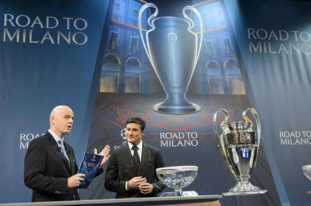 El presidente Infantino (izq.) junto al exfutbolista argentino Javier Zanetti. Foto: EFE.