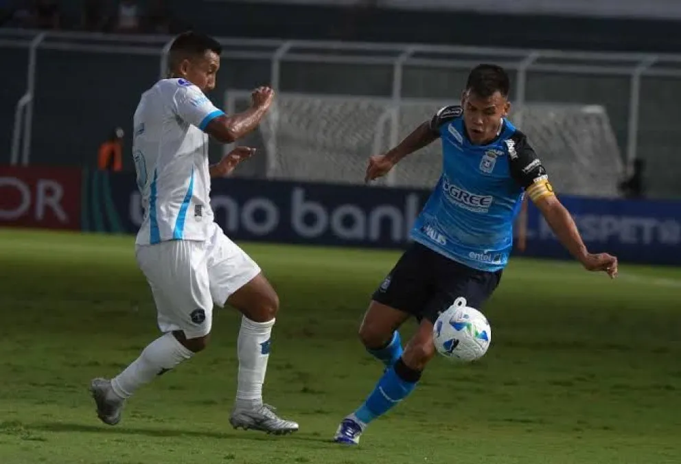El duelo que jugaron Blooming y San Antonio en marzo de este año en Santa Cruz. Foto: AD
