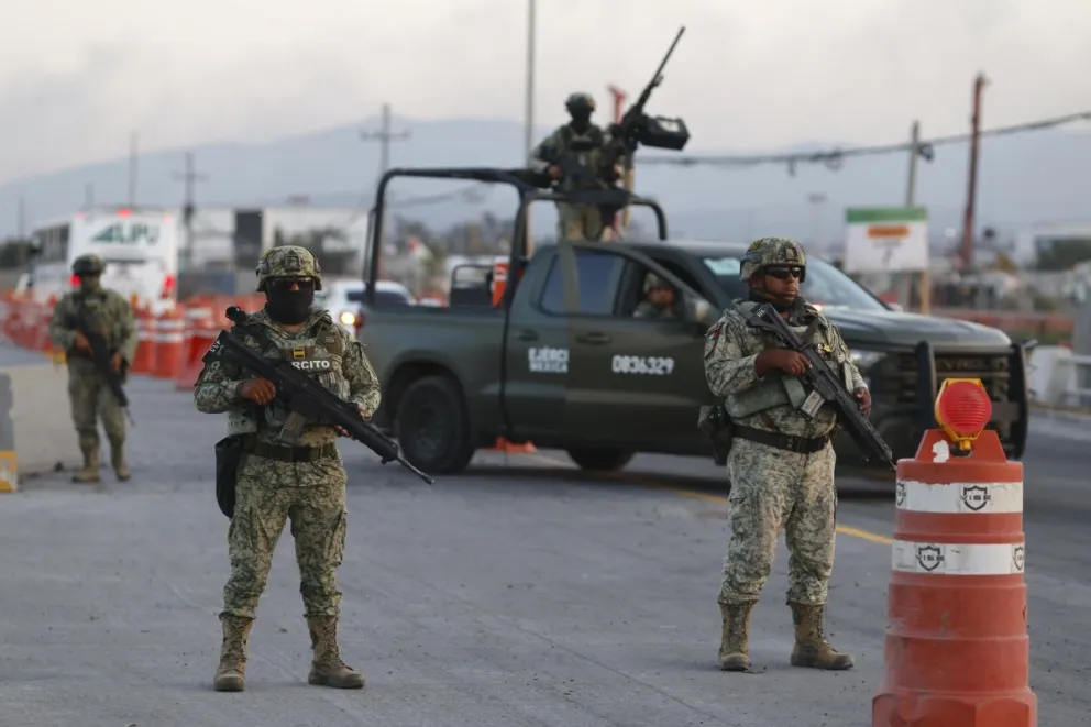 Fotografía de archivo del 23 de febrero de 2026, de integrantes del Ejército vigilando una de las principales carreteras en Jalisco (México). Foto: EFE