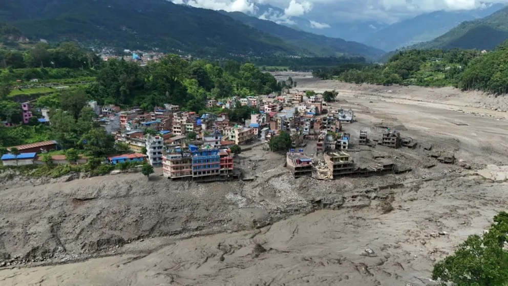 Vista aérea de viviendas dañadas en Trishuli Bazar tras una inundación repentina, en el distrito de Nuwakot, Nepal, 26 de agosto de 2026. Foto: EFE