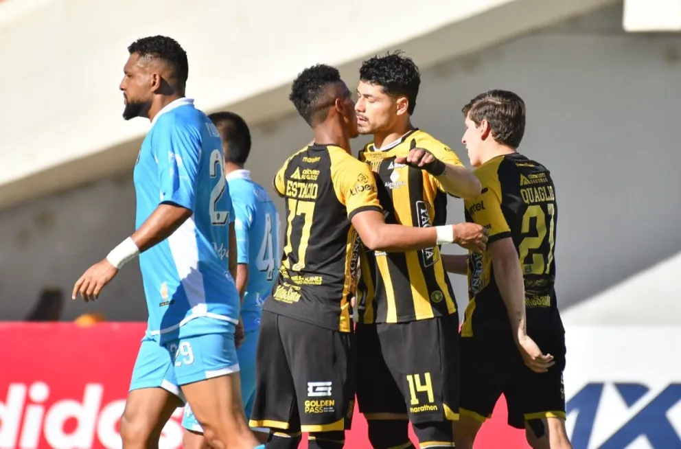 Adrián Estacio y Darwin Lom festejan el segundo gol de The Strongest. Foto: APG