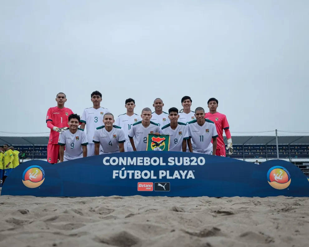 El plantel nacional que juega en el Sudamericano Sub-20 de Fútbol Playa. Foto: Conmebol.