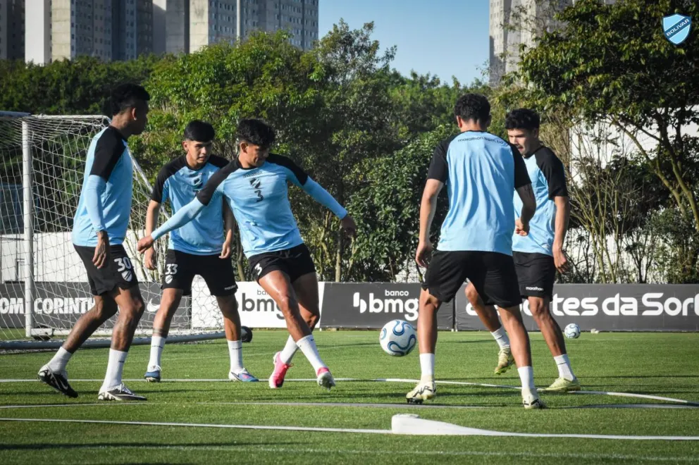 Los futbolistas celestes en pleno trabajo. Foto: Club Bolívar.