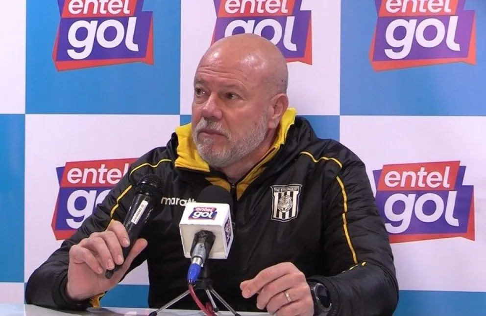 Antonio Carlos Zago, el técnico de The Strongest, en una conferencia de prensa.