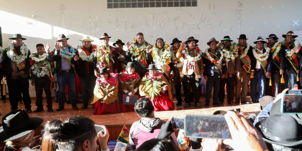 El gobernador Luis Revilla posesionó a los nuevos subgobernadores provinciales en la sede de la Federación Túpac Katari. Foto: GADLP