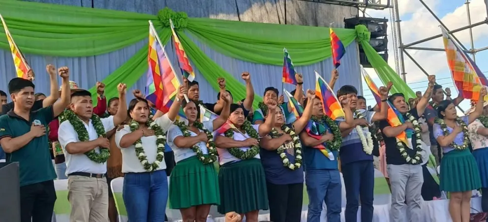 El expresidente Evo Morales, junto con dirigentes del trópico de Cochabamba, en Ivirgarzama. Foto: RKC.