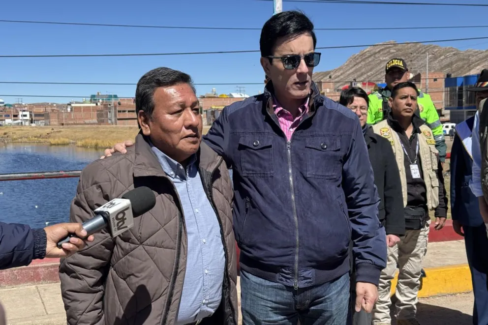 Los ministros de Relaciones Exteriores de Perú, Carlos Espá (c-d), y de Bolivia, Héctor Huanca (c-i), hablando en una rueda de prensa este miércoles, en la localidad fronteriza de Desaguadero, a orillas del lado peruano del lago Titicaca. Foto: EFE