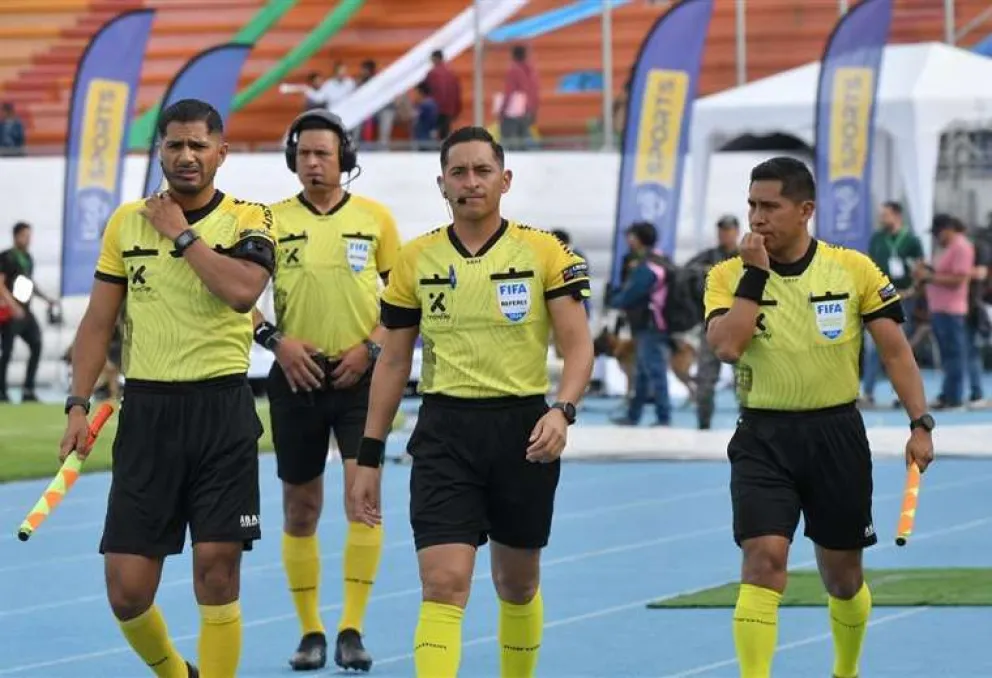 Jordy Alemán, al centro, deberá someterse a un proceso deportivo en el TDD. Foto: AD