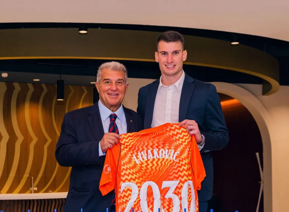El presidente del club Joan Laporta (izq.) junto a Livakovic. Foto: FC Barcelona.