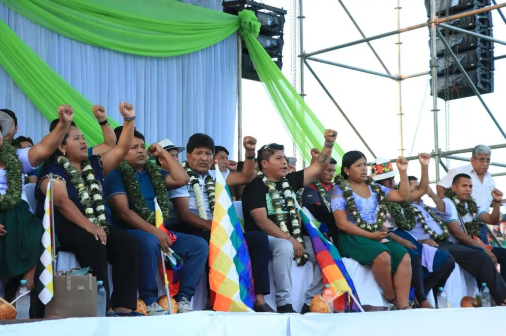 Evo Morales, el gobernador Leonardo Loza y dirigentes de diversos sectores. Foto tomada de las RRSS del gobernador Leonardo Loza