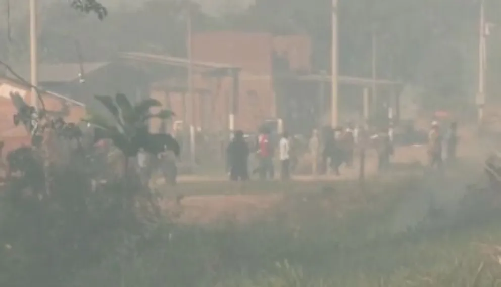 Policías y militares intervienen el bloqueo en el puente San Pablo, entre Santa Cruz y Beni. Foto: Captura de imagen