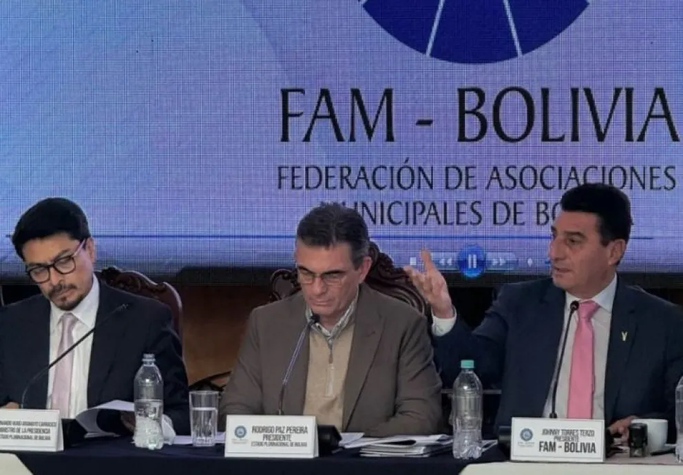El presidente Rodrigo Paz, junto al ministro de la Presidencia, Fernando Aramayo, y el responsable de la FAM, Jhonny Torres. Foto:FAM