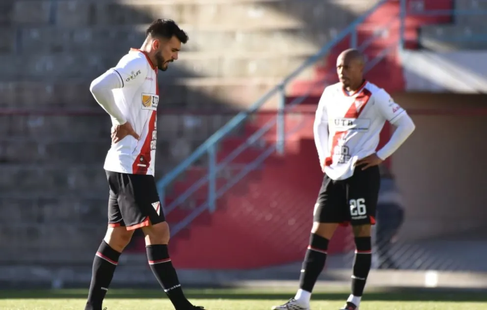 Enrique Triverio y Edisson Restrepo, jugadores de Always, lamentan el empate con Aurora. Foto: Agencia Marka Registrada