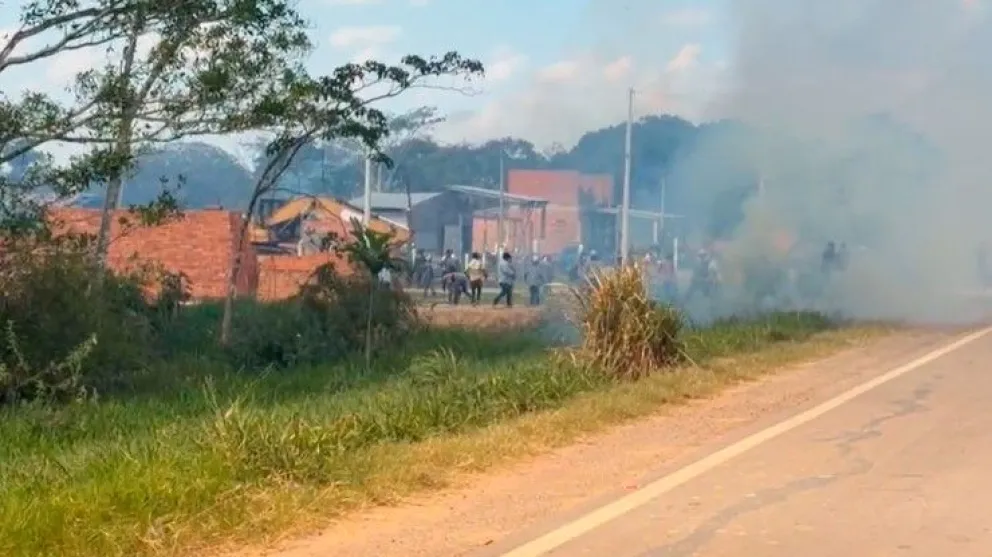 Operativo policial para desbloquear la ruta Trinidad-Santa Cruz, en el puente San Pablo. Foto: Erbol