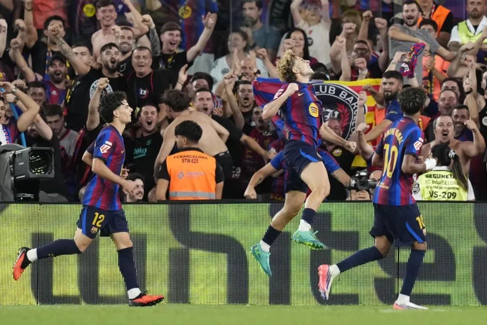 Fermín (centro) celebra tras anotar el segundo gol del Barcelona frente al Athletic Club de Bilbao. Foto: EFE