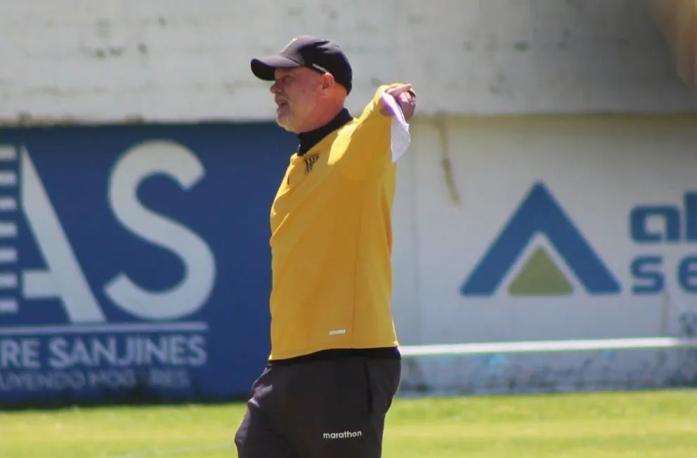 Antonio Carlos Zago, el DT del Tigre, dirige el entrenamiento de este jueves. Foto: Club The Strongest