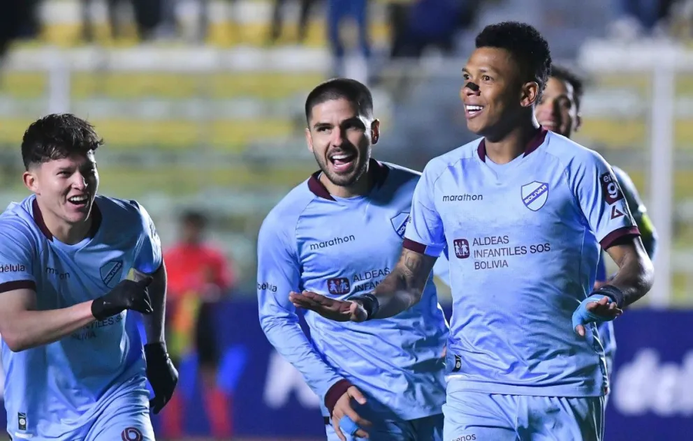 Billy Arce (der.) festeja junto a Carlos Melgar y Luis Paz el primer gol de Bolívar. Foto: APG
