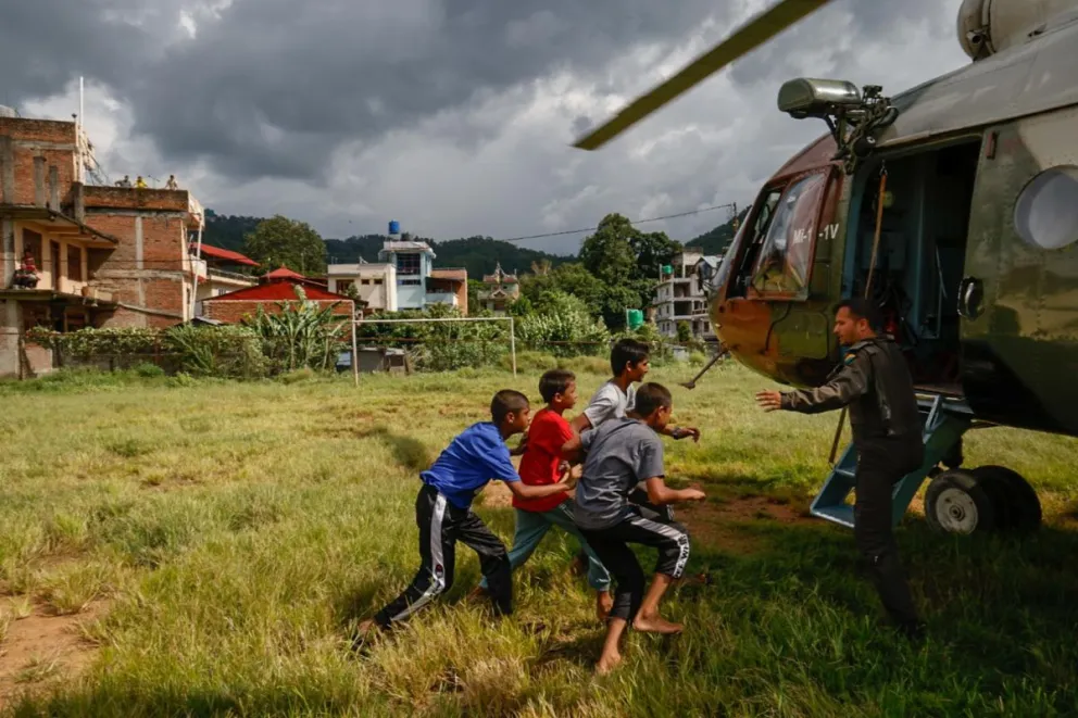 Rescate de personas con un helicóptero del Ejército de Nepal en la aldea de Hatigauda, ​​distrito de Nuwakot, tras la masiva riada del miércoles. Foto: EFE