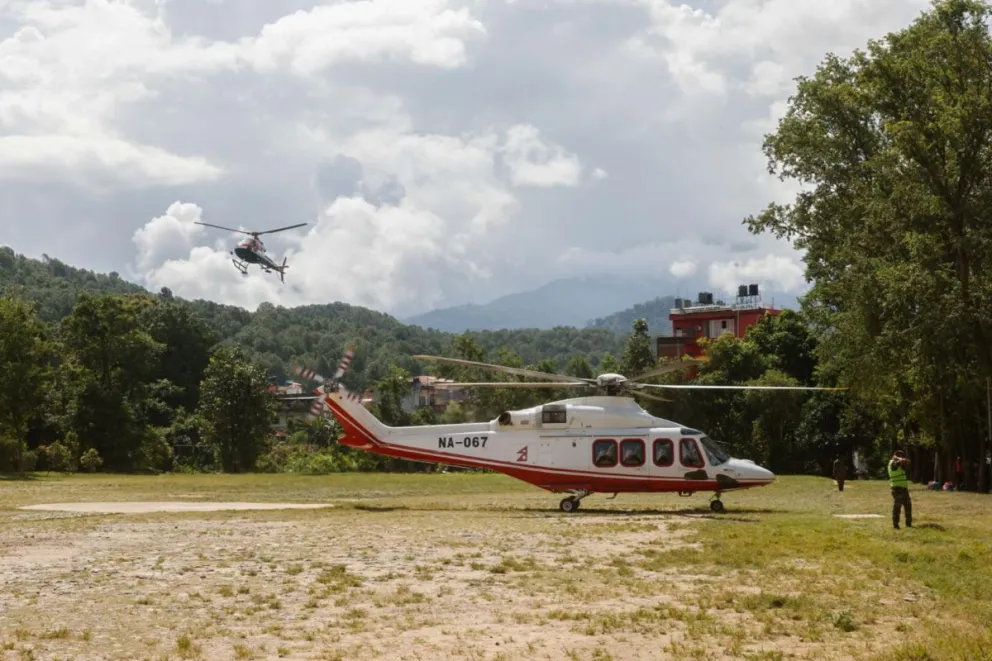 Un helicóptero del Ejército nepalí llega con supervivientes a una base militar tras las inundaciones repentinas del miércoles. Foto: EFE