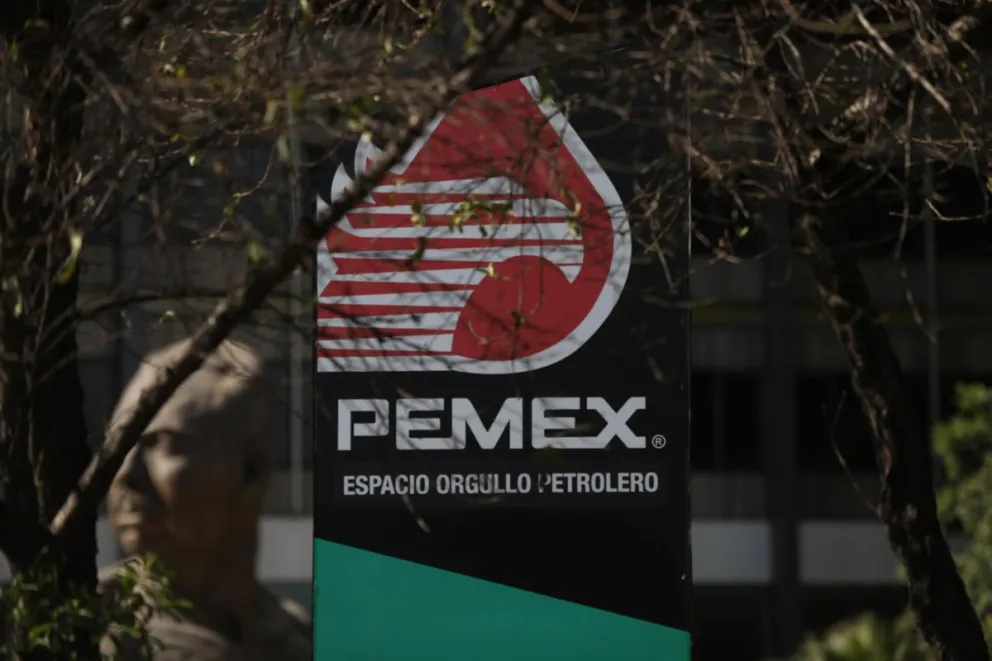 Vista hoy del logo de Pemex cerca al busto del General Lázaro Cárdenas, en las oficinas generales de Pemex en la Ciudad de México (México). Fotografía de archivo. Foto: EFE