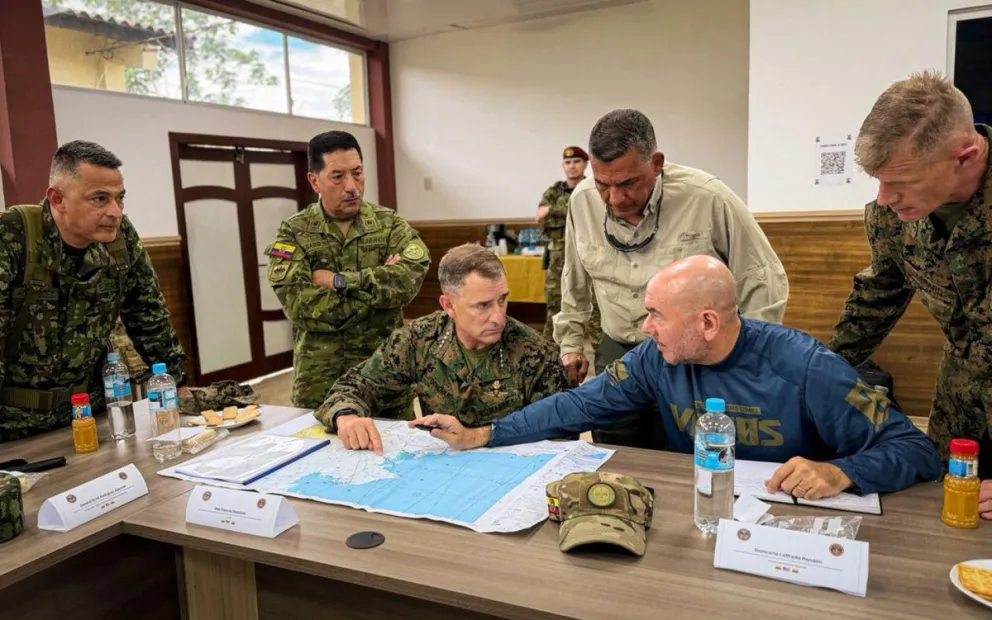 El Comandante Francis L. Donovan (c-i), al ministro de defensa de Colombia, Jorge Eduardo Mora (c-arriba), y al ministro de defensa de Ecuador, Gian Carlo Loffredo (c-d), durante una reunión. Foto: EFE 