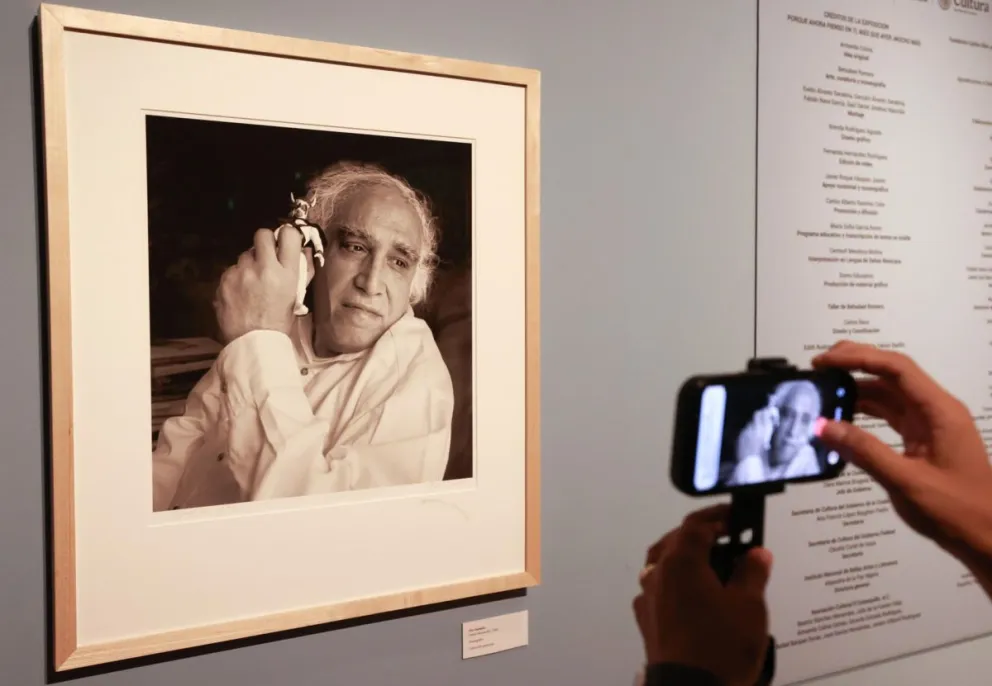 Una persona toma una fotografía en la exposición 'Porque ahora pienso en ti, más que ayer, mucho más', exhibida este jueves en el Museo del Estanquillo, en Ciudad de México (México). Foto: EFE