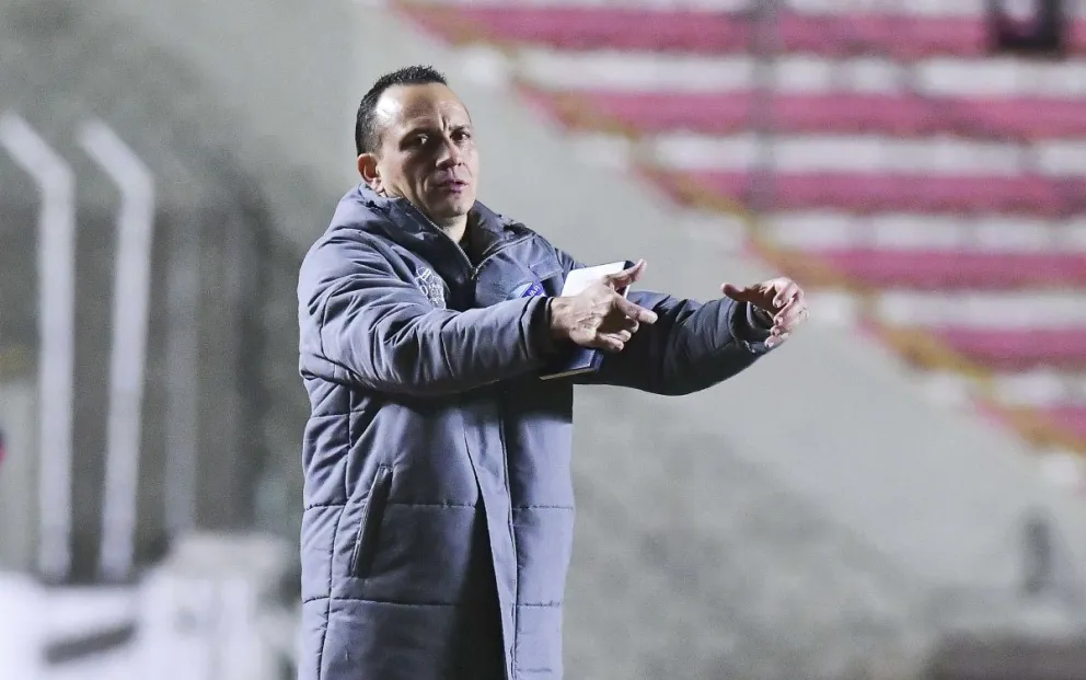 El técnico de Bolívar, Alejandro Restrepo, da instrucciones a sus jugadores en el partido con ABB. Foto: APG