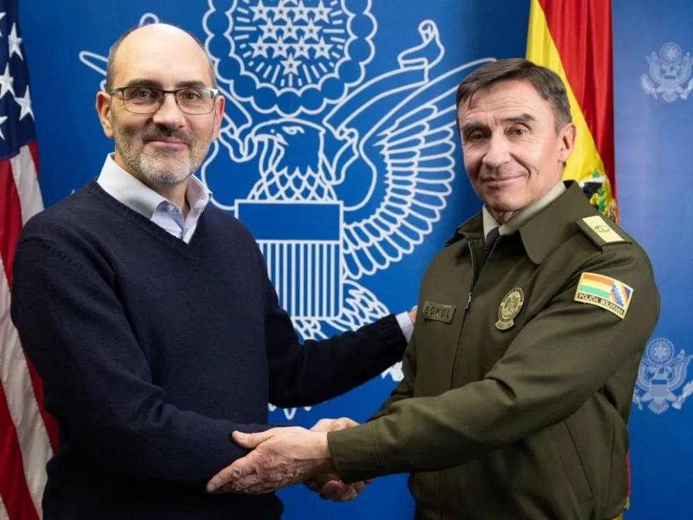 El encargado de Negocios estadounidense Erik Martini y l comandante de la Policía, Mirko Sokol. Foto: Embajada de EEUU

