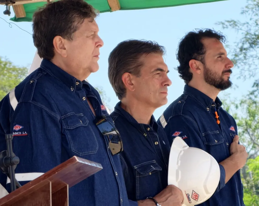 El presidente Rodrigo Paz, junto al gobernador de Santa Cruz y el ministro de Hidrocarburos, en el inicio de la perforación de un pozo gasífero. Foto: Of. del Presidente 