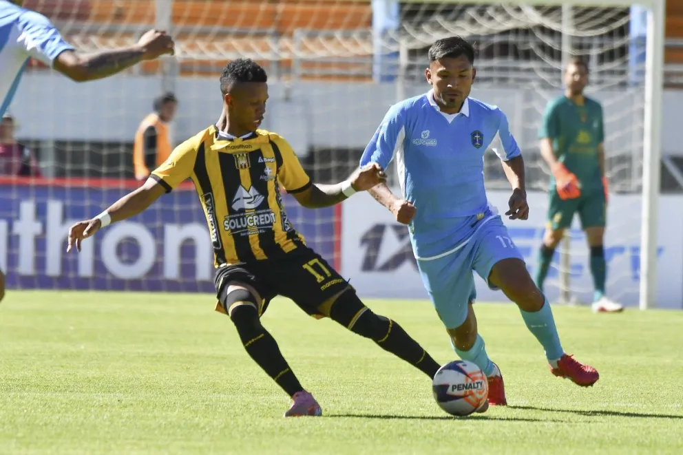 Adrián Estacio (izq.), jugador del Tigre, domina la pelota marcado por Adalid Terrazas de San Antonio. Foto: APG