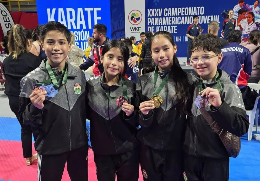 Los deportistas bolivianos que consiguieron medallas en la primera jornada del Panamericano de Karate. Crédito: Feboka