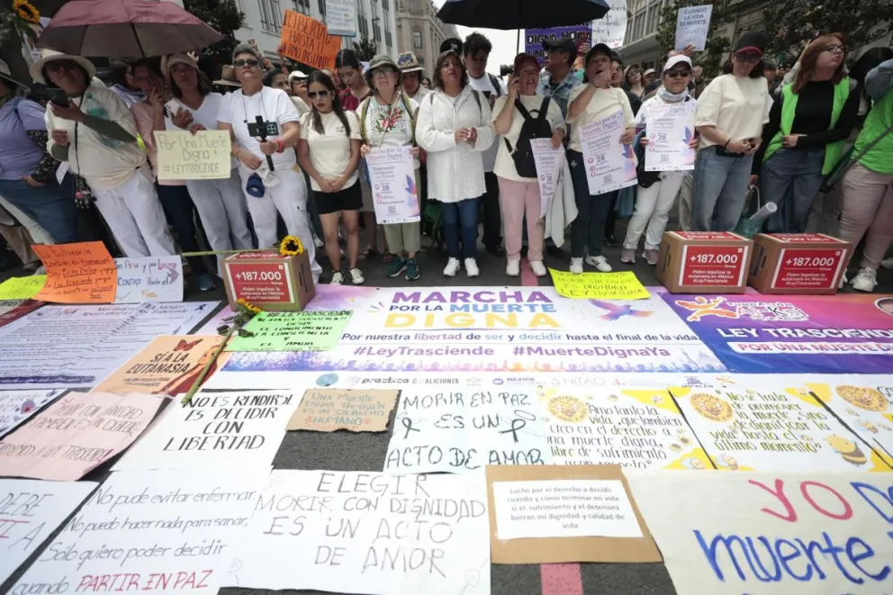 Personas participan en una marcha para exigir la legalización de la eutanasia este viernes en la Ciudad de México (México). Foto: EFE