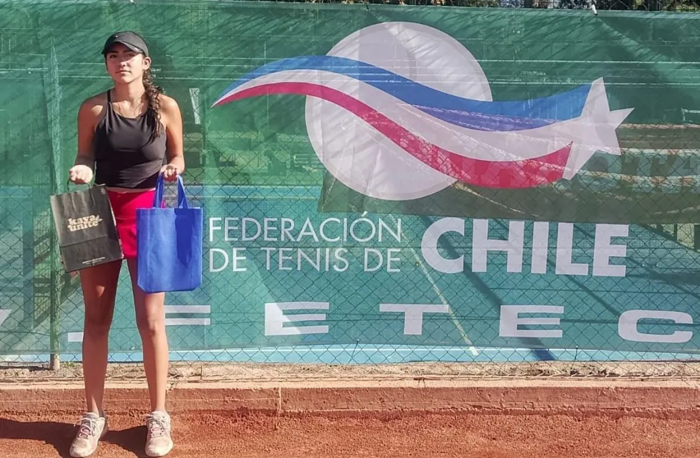 La tenista boliviana Fernanda Guzmán, con los premios que recibió tras obtener el subcampeonato. Crédito: FBT