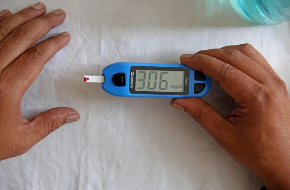 En la imagen de archivo, un funcionario de salud verifica el nivel de azúcar de una persona durante una jornada gratuita de concienciación sobre la diabetes, con motivo del Día Mundial de la Diabetes, en Bangalore, la India. Foto: EFE