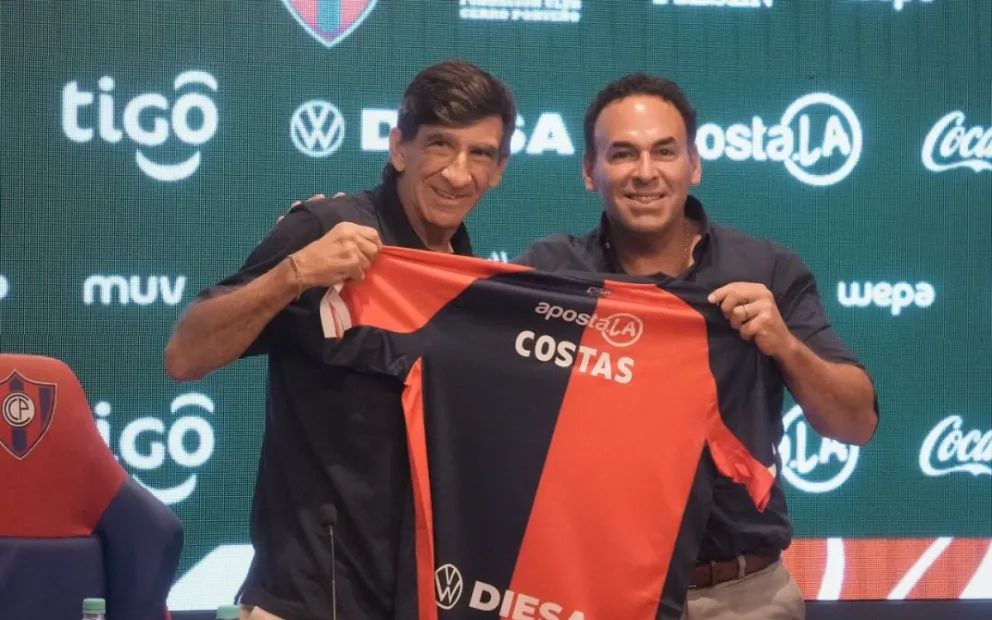 El técnico argentino Gustavo Costas (izq.) junto a Blas Guerrera, presidente del club paraguayo. Foto: Club Cerro Porteño