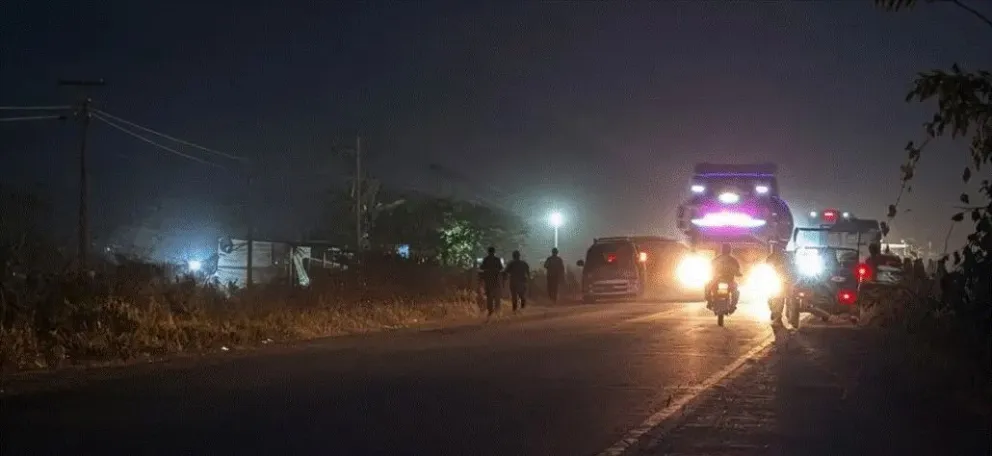 Vehículos y camiones circulan por el puente de San Pablo luego de que los productores declararan un cuarto intermedio en el bloqueo de la carretera Santa Cruz-Beni. Foto: Unitel.