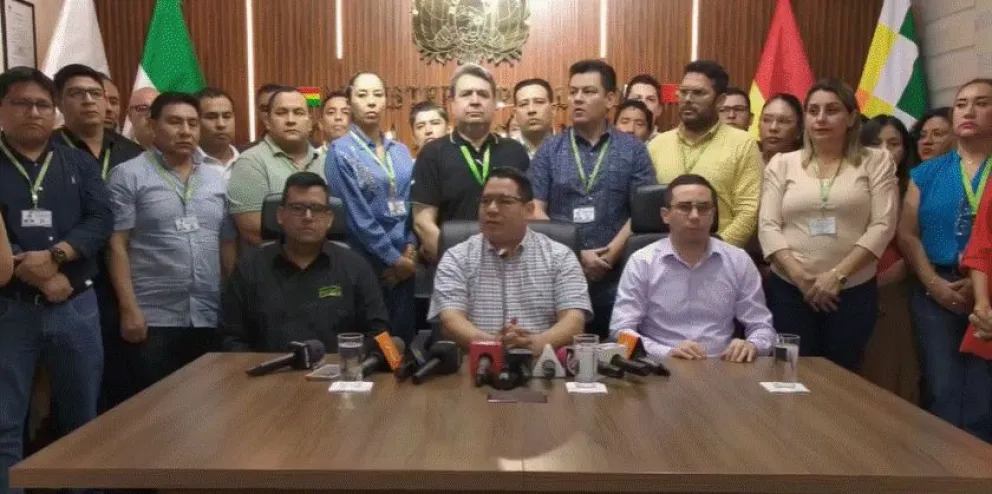 El fiscal general del Estado, Roger Mariaca, junto a su equipo de fiscales y técnicos, en conferencia de prensa. Foto: Captura