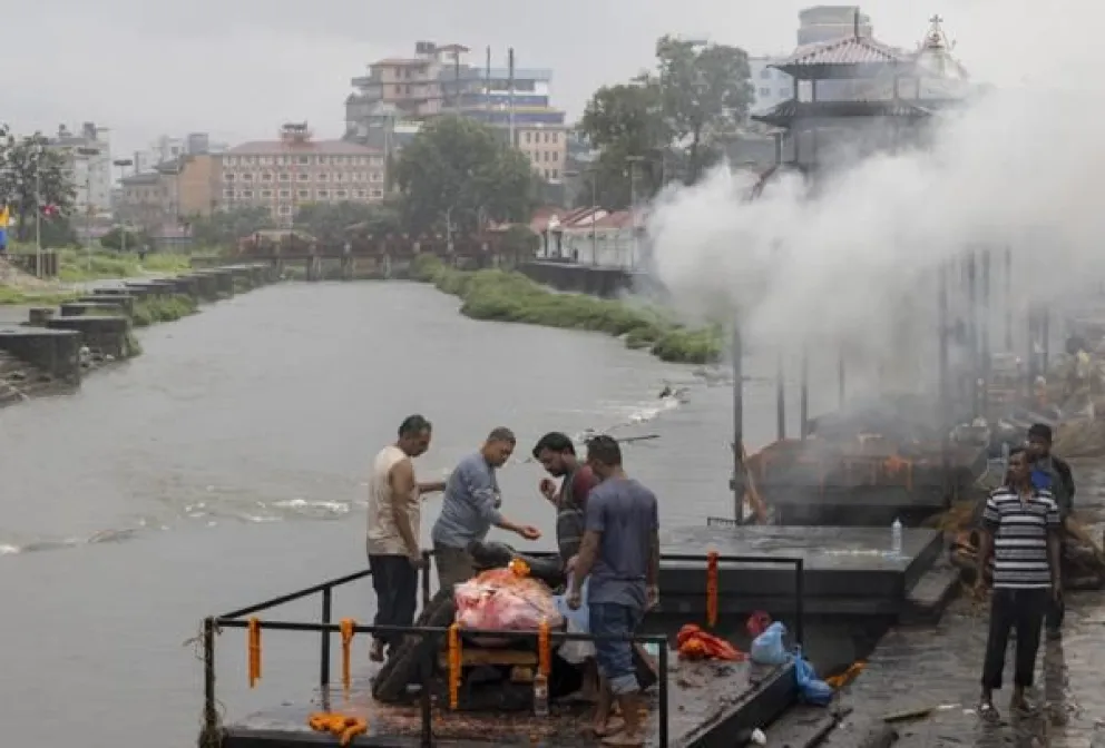  Fotografía cedida por autoridades de Nepal que muestra el funeral de un fallecido en la riada de Nepal. Foto: EFE