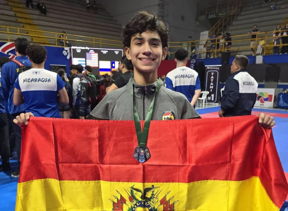 Terceros con su medalla y la tricolor nacional. Foto: Feboka.