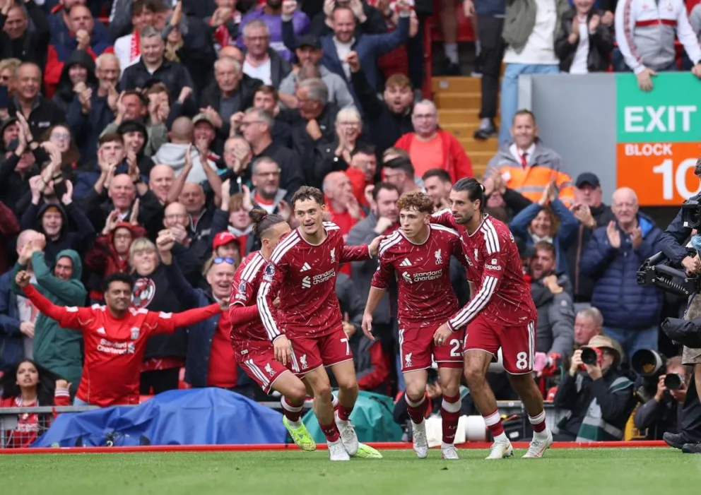 Jugadores del Liverpool festejan el gol del empate en Anfield. Foto: EFE.