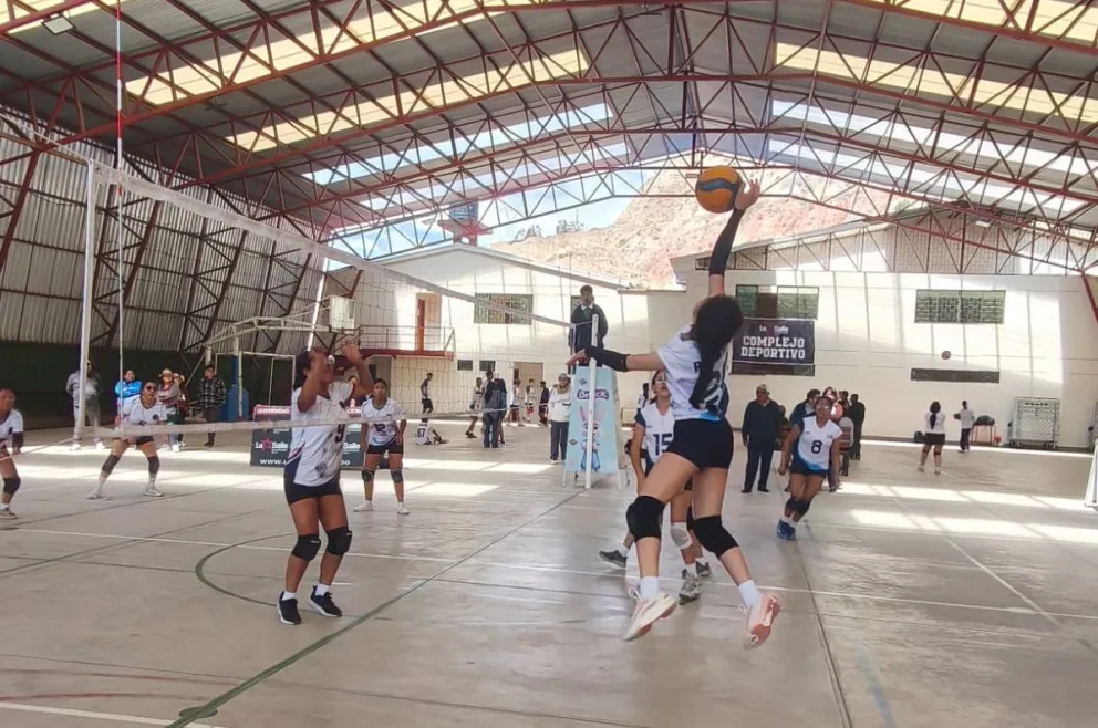 Uno de los partidos de semifinales. Foto: Torneo Colegial de Vóley.